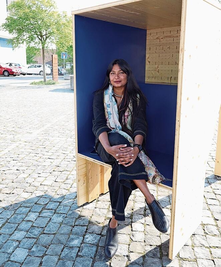 Lauscht den Stimmen: Ishita Chakraborty verweilt in der Whispering Bench. Foto: Deborah Bläuer