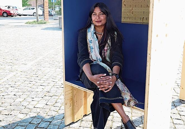 Lauscht den Stimmen: Ishita Chakraborty verweilt in der Whispering Bench. Foto: Deborah Bläuer