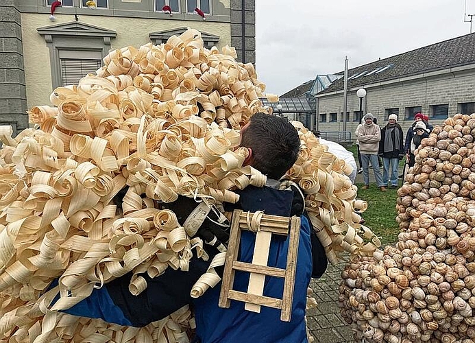 Stürmische Umarmung: Der «Hobuspöönig» überbringt seinen Neujahrsgruss. Foto: aw