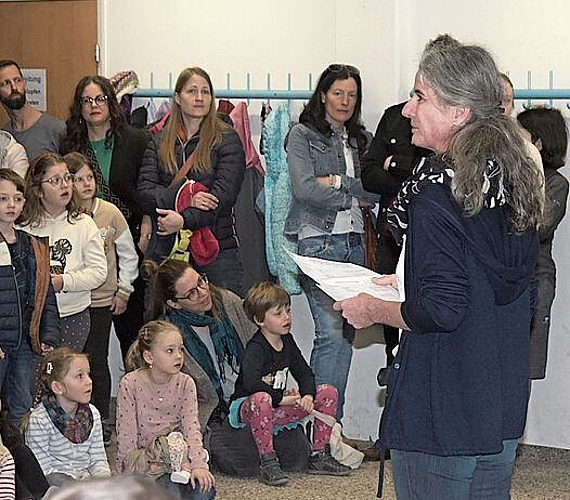 Anne-Marie Kneller gibt Erläuterungen.Foto: AW