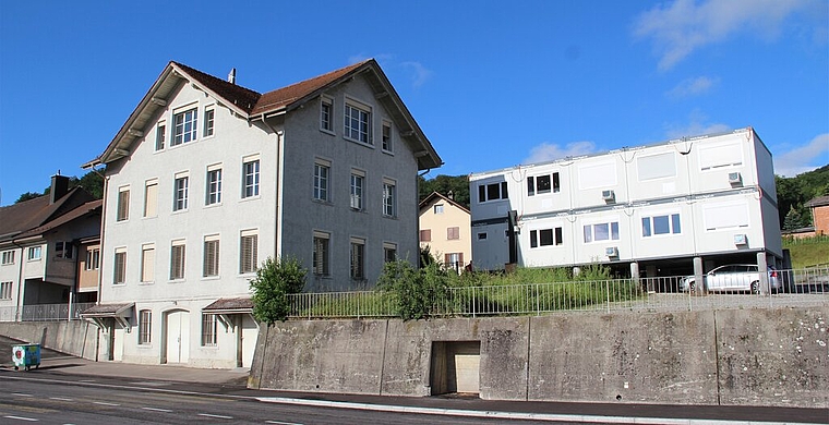 <em>Provisorium:</em> Rechts die Holderbanker Schul-Container. Foto: Carolin Frei