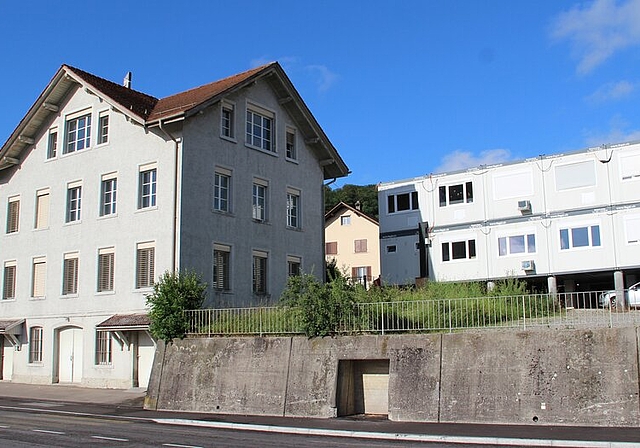 <em>Provisorium:</em> Rechts die Holderbanker Schul-Container. Foto: Carolin Frei