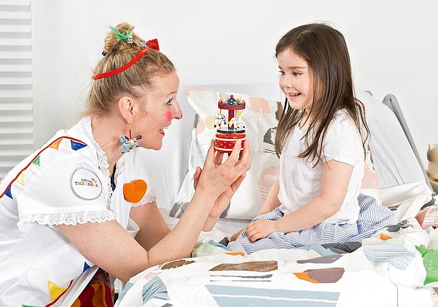 <em>Bringen Lachen ins Spitalzimmer: </em>Traumdoktoren der Stiftung Theodora. Foto: Pierre-Yves Massot
