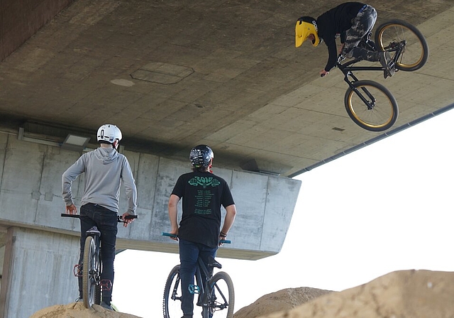 <em>Nur fliegen ist schöner:</em> Sehenswerte Sprünge auf der Hammerpark-Bike-Anlage unter der Autobahnbrücke.Fotos: Ruedi Burkart