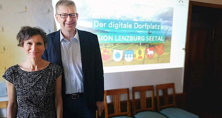 <em>Präsentierten den ersten regionalen digitalen Dorfplatz der Schweiz:</em> Crossiety-Verwaltungsrätin und Ständerätin Pascale Bruderer und Lebensraum-Lenzburg-Seetal-Präsident und Lenzburger Stadtammann Daniel Mosimann. Foto: Fritz Thut