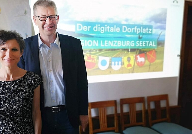 <em>Präsentierten den ersten regionalen digitalen Dorfplatz der Schweiz:</em> Crossiety-Verwaltungsrätin und Ständerätin Pascale Bruderer und Lebensraum-Lenzburg-Seetal-Präsident und Lenzburger Stadtammann Daniel Mosimann. Foto: Fritz Thut