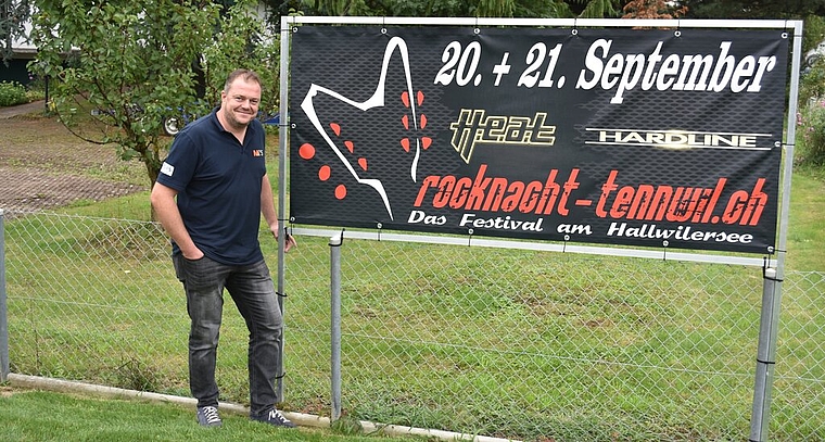 <em>Die Plakate stehen:</em> Bei Thomas Leutwiler, dem OK-Präsidenten der Rocknacht Tennwil, steigt die Vorfreude. Foto: Larissa Hunziker