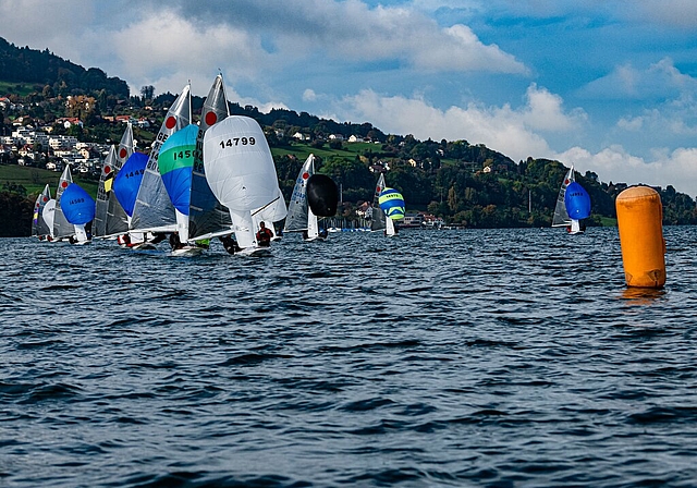 <em>Die späteren Schweizer Meister: </em>Claude Mermod/Ruedi Moser (SUI 14799) führen unter Spinnaker das Feld an. Foto: Werner Münger