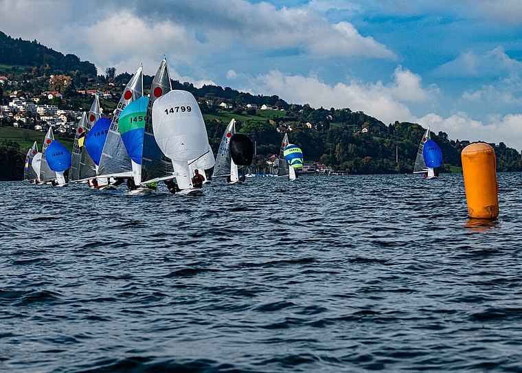 <em>Die späteren Schweizer Meister: </em>Claude Mermod/Ruedi Moser (SUI 14799) führen unter Spinnaker das Feld an. Foto: Werner Münger