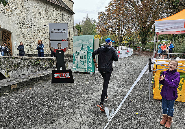 Warnung vor dem Schlossgespenst: Ein einsamer Hallwilerseeläufer passiert den Schloss-Hallwyl-Zugang. Foto: Fritz Thut