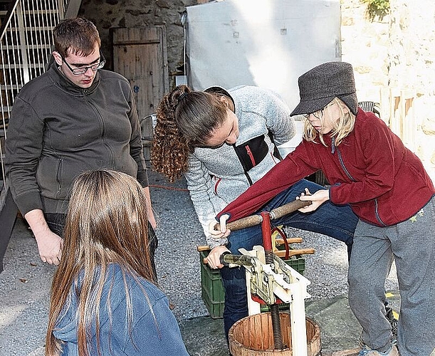 Selbst Hand anlegen: Kinder konnten beim Mosten erfahren, wie streng diese Arbeit ist. Foto: Andreas Walker

