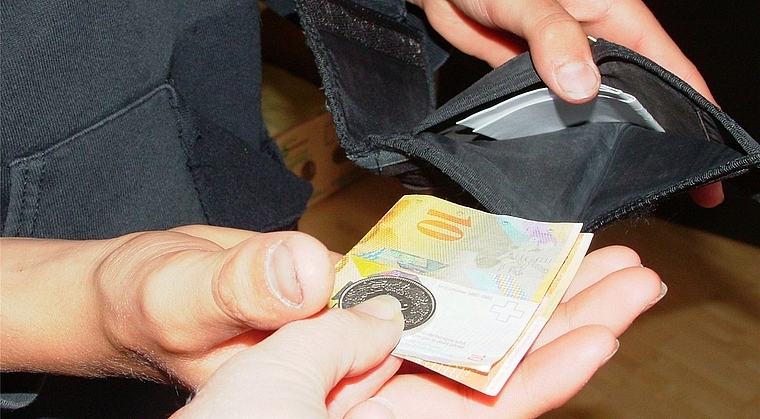 Bares für Besorgungen: Bei «Smalljobs» gibt es für Jugendliche für kleine Arbeiten etwas zu verdienen. Foto: zvg