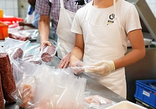 <em>«Go for Work» in der Metzgerei Rebstock in Seengen: </em>Ausbildner Erich Gloor und Schnupperer Linhard Dodaj. Foto: Fritz Thut