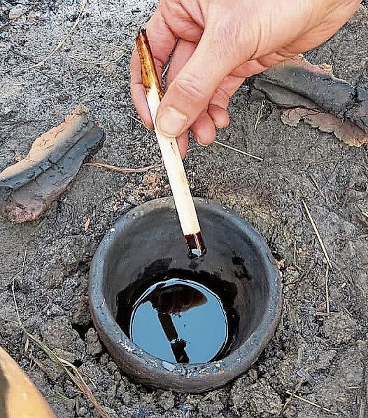 Klebrige Sache: Frisch produziertes Birkenpech im Tontopf. Foto: Jonas Nyffeler
