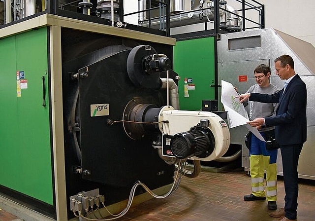 Detailplanung vor Beginn des Umbaus: Anlagenwart Patrick Frey und Patrick Steiger, Leiter Gas Wasser Fernwärme der SWL Energie AG, besprechen den Abbau des Gaskessels in der Heizzentrale Altstadt. Foto: zvg