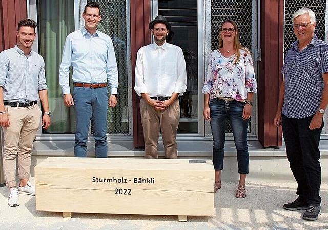 Die Freude über das Geschenk aus Sturmholz steht ihnen ins Gesicht geschrieben: Stephan Frey, Gregor Notter, Architekt Sandro Elmer, Gemeindeammann Katja Früh und Gemeinderat Gallus Zahno (von links). Foto: Alfred Gassmann
