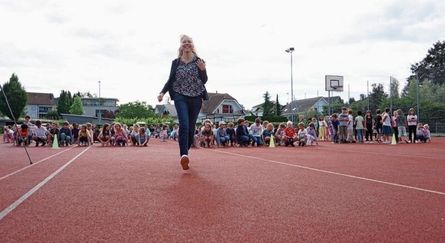 Nach den letzten Regieanweisungen begann der Tanz der Schüler.Foto: Rinaldo Feusi