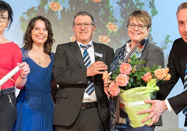 <em>Eine eigene Blume zum 150-Jahr-Jubiläum:</em> Die «Hypi-Rose» mit Züchterin Diana Huber, Moderatorin Mona Vetsch, Organisator Kurt Huber, Gotte Marianne Wildi und Götti Peter Schöpp. Fotos: Beni Basler