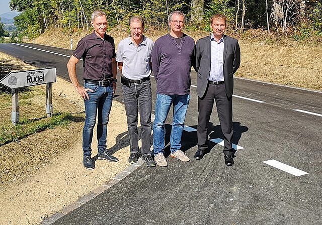 <em>Zufrieden mit der neuen Strasse:</em> Vital Köchli (Bauverwalter Seengen), Dieter Gugelmann (ehemaliger Vizeammann Seengen), Josef Korbonits (Projektleiter) und Marius Büttiker (Gesamtleiter). Foto: Fritz Thut