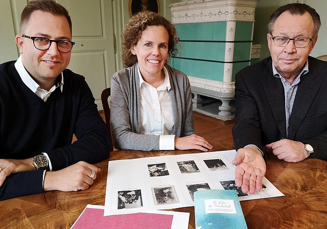 <em>Präsentieren zum Abschluss des Sophie-Haemmerli-Marti-Jahres den Erinnerungsband «In Liebi &amp; Fründschaft»:</em> Die Kuratoren Marc Philip Seidel und Christine von Arx mit Burghalde-Stiftungsratspräsident Urs F. Meier. Foto: Fritz Thut