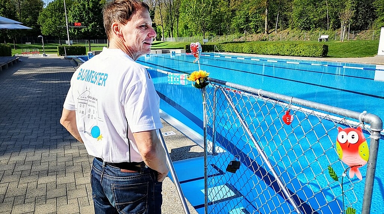 <em>Neues Logo, Flirt-Line und Liebesschloss-Hag:</em> Badmeister Erwin Wiedmer neben dem Hauptbecken der Lenzburger Badi. Foto: Fritz Thut