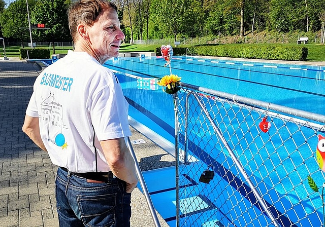 <em>Neues Logo, Flirt-Line und Liebesschloss-Hag:</em> Badmeister Erwin Wiedmer neben dem Hauptbecken der Lenzburger Badi. Foto: Fritz Thut