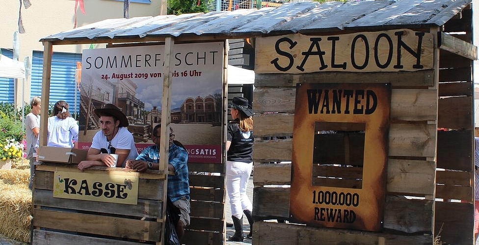 <em>Western-Feeling mit Saloon und allem, was dazugehört:</em> Sommerfest bei der Stiftung Satis. Fotos: Alexander Studer
