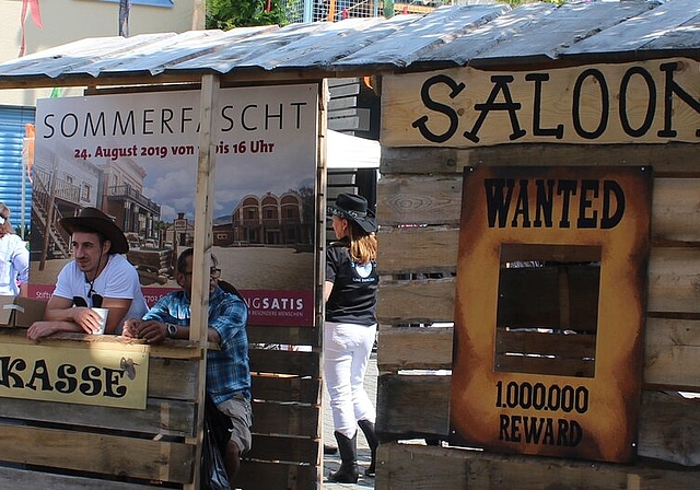 <em>Western-Feeling mit Saloon und allem, was dazugehört:</em> Sommerfest bei der Stiftung Satis. Fotos: Alexander Studer
