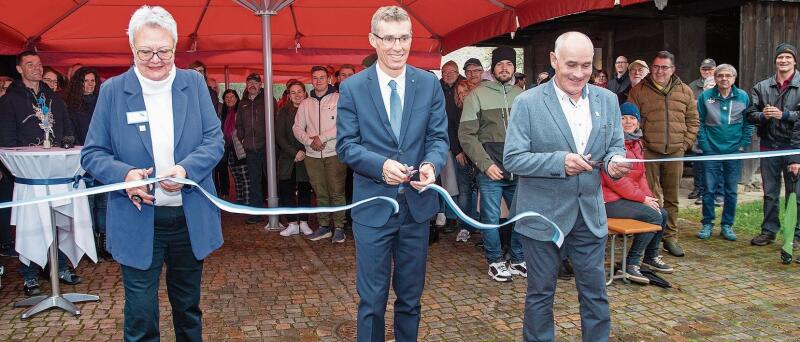 Dorfmuseum wiedereröffnet: Banddurchschnitt durch Gemeindeammann Mirjam Tinner, Grossratspräsident Lukas Pfisterer und Museumskommissionpräsident Fritz Kummer. Foto:  Peter Winkelmann