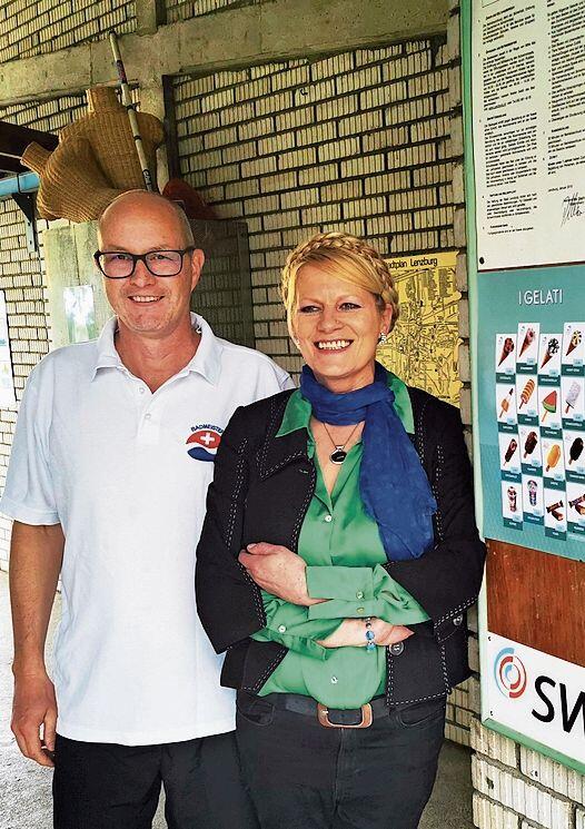 Freuen sich auf zahlreiche Besucher: Badmeister Christof Hübscher und Restaurantleiterin Elisabeth Steiner.Foto: Fritz Thut