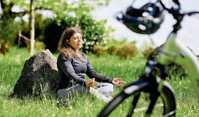 Im Moment und in der Natur verweilen: Zwischenhalt auf dem neuen Achtsamkeitstrail von Seetaltourismus.Foto: Beat Brechbühl / pd/ST