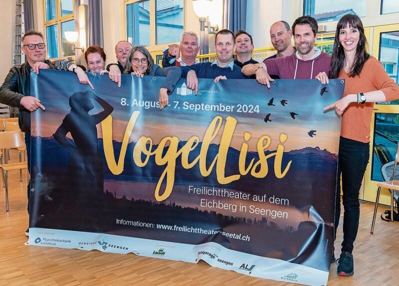 Voller Vorfreude: Vorstandsmitglieder des Trägervereins und Künstlerische Leitung des Freilichttheaters «Vogellisi» vom nächsten Sommer auf dem Eichberg.Foto: zvg