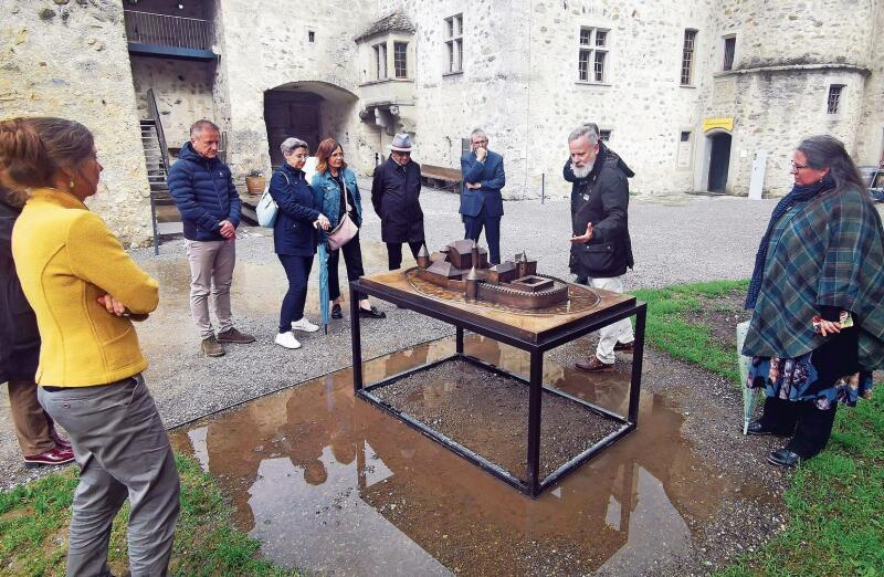 Einweihung in geschlossenem Rahmen: Geschäftsleitungsmitglieder von Museum Aargau und die Vorstandsmitglieder der Gesellschaft zum Falken und Fisch lauschen den Erläuterungen von Rudolf Velhagen zum neuen Bronze-Modell.Foto: Fritz Thut