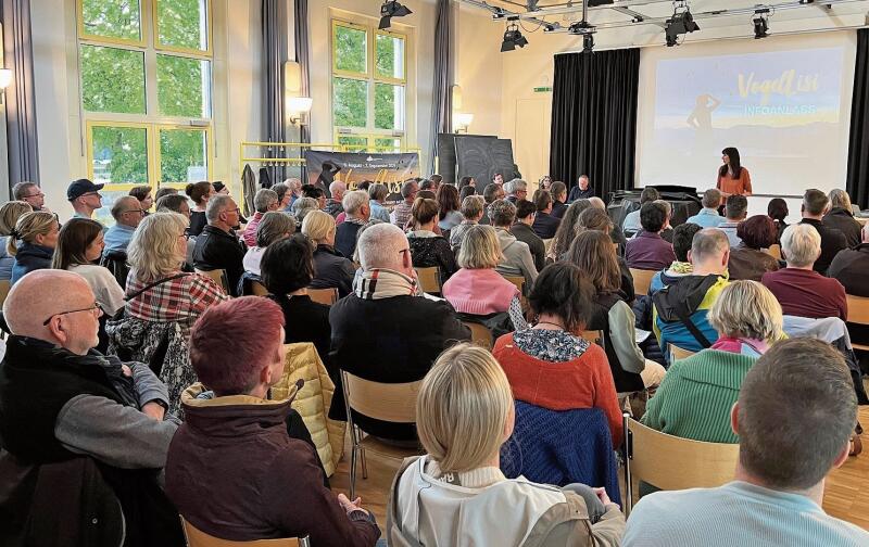 Voll besetzte Aula: Rund 100 Personen liessen sich in Seengen über das Freilichttheater «Vogellisi» informieren.Foto: zvg