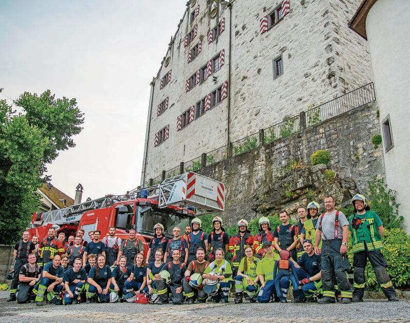 Rund 70 Feuerwehrleute im Einsatz: Für alle eine besondere Übungseinheit auf Schloss Wildegg.Foto: Peter Winkelmann