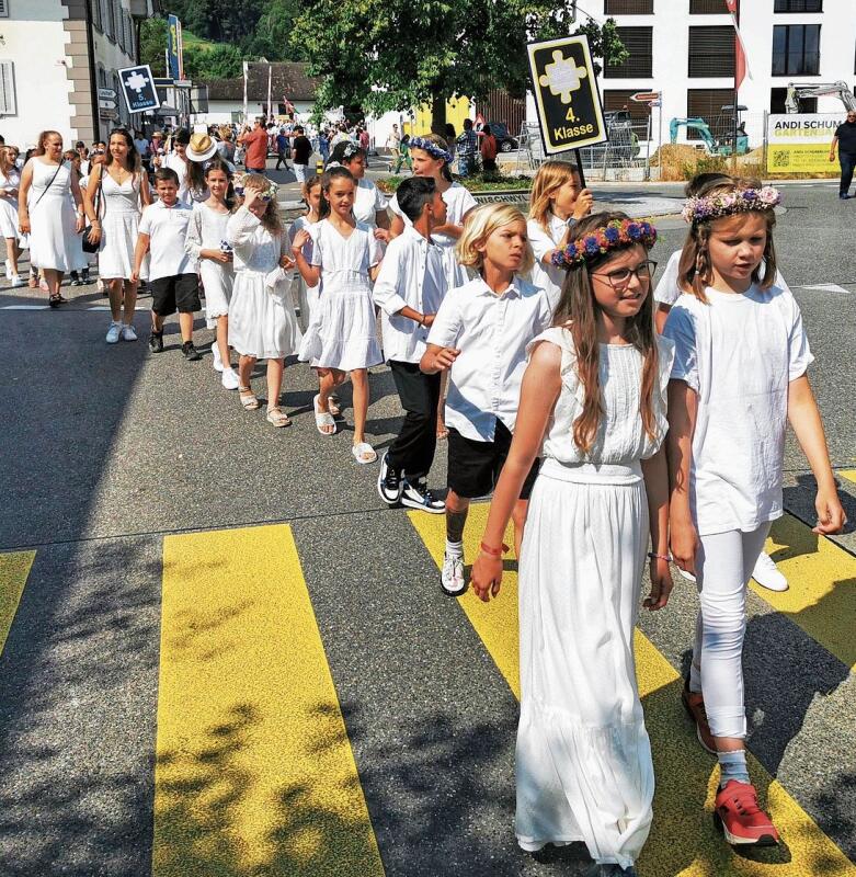 «Ganz in Weiss»: Am Umzug hielten sich die Schüler, hier die 4. Klasse, ans Motto. Foto: Fritz Thut