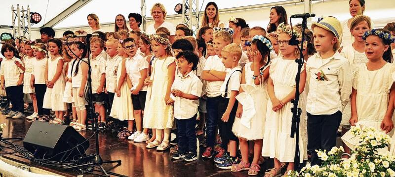 Auftritt der Kleinen: Darbietungen der Schüler im grossen Festzelt. Foto: Fritz Thut