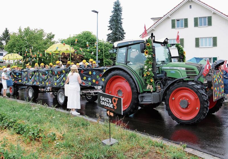 Farbenpracht auf Rädern: Einige Klassen wurden im Traktor durch die Strassen kutschiert.Foto: Romi Schmid