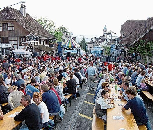 Regen verzog sich: Donnschtig-Jass-Sendung in Seengen im Jahr 2003. Foto: Fritz Thut