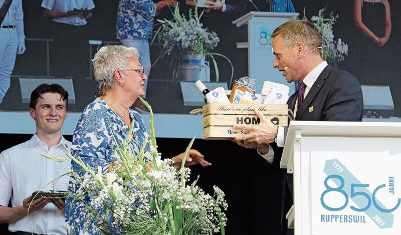 Gratulierte Frau Gemeindeammann Mirjam Tinner im Namen des Kantons zum 850-Jahr-Jubiläum: Jean-Pierre Gallati.Foto: Romi Schmid