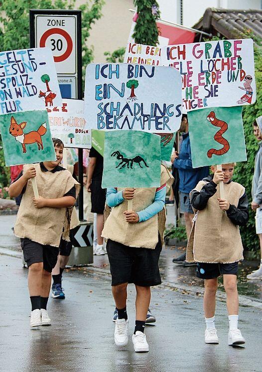 Einsatz für die Umwelt: Mit Plakaten warben die Schüler für mehr Naturschutz.Foto: Romi Schmid