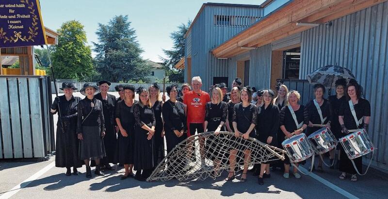 Weibliches Empfangskomitee bei «Salzi on Tour»:  SRF-Moderator Rainer Maria Salzgeber mit den Frauen der Meitlisonntagvereinigung Meisterschwanden. Foto: Ursula Graser