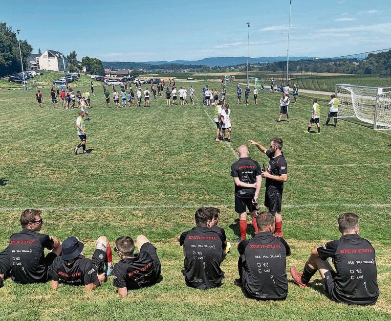 Viel Betrieb: Bis zu sechs Teams waren am Hallwiler Turnier gleichzeitig aktiv. Foto: Andreas Walker