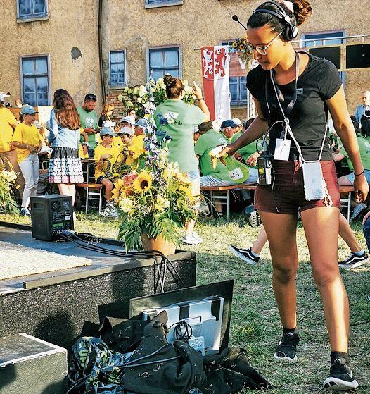 Frische ist wichtig: Eine SRF-Assistentin spritzt die Blumen. Foto: Fritz Thut