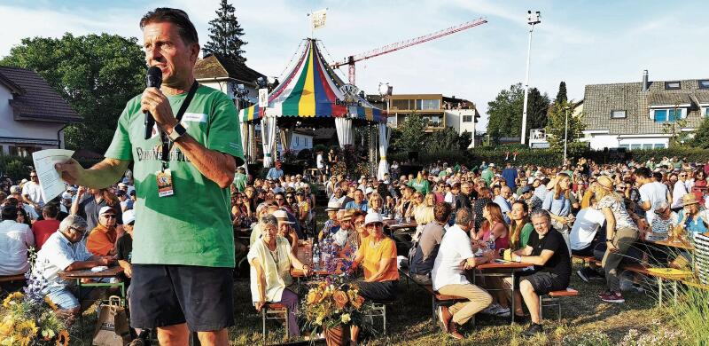 Volles Haus: Eine Viertelstunde vor Übertragungsbeginn begrüsst Gemeinde- und OK-Präsident Ueli Haller die «Donnschtig-Jass»-Zuschauer auf dem Hüetli-Areal. Foto: Fritz Thut