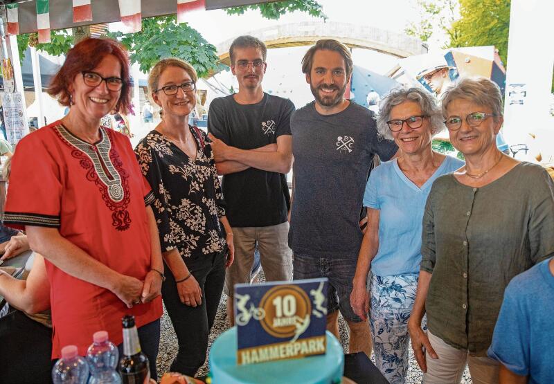 Gratulierten zum Jubiläum: Beatrice Taubert, Ariane Bhunjun, Julien Vermeulen, Timon Kobelt, Franziska Möhl und Maya Bally. Foto: Olivier Vermeulen