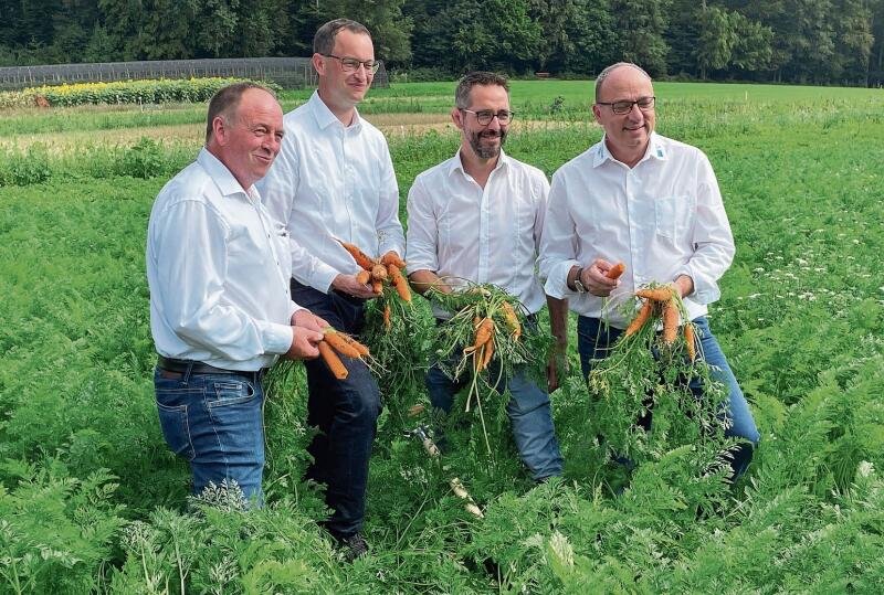 Genussvoll, erlebbar und möglichst real: So soll die Aargauer Landwirtschaft an der ALA23 aufgezeigt werden. Wie das funktioniert, zeigten Alois Huber (OK-Präsident und Nationalrat), Christoph Hagenbuch (Präsident Bauernverband Aargau), Ralf Bucher (Geschäftsführer Bauernverband Aargau) zusammen mit Regierungsrat Markus Dieth, indem sie im Rüeblifeld Rüebli ausgruben und herzhaft hineinbissen. Foto: Hanny Dorer