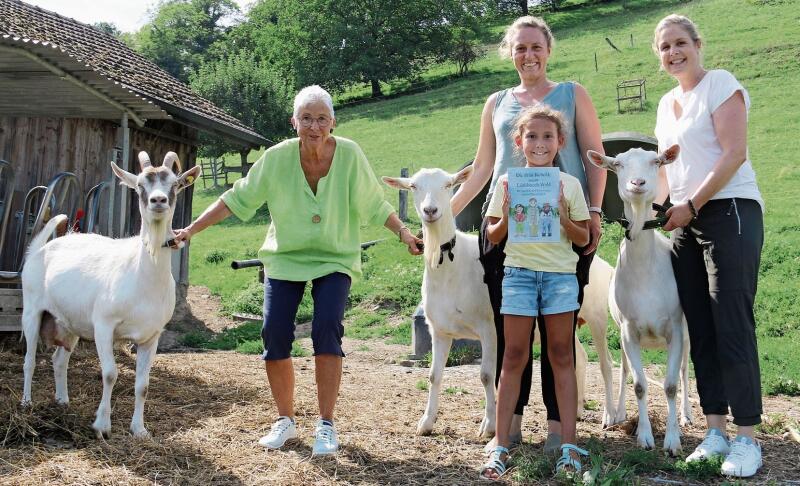 Präsentieren stolz ihr Werk: Susanne Schär mit Denise Iacovelli, deren Tochter Eve und Sandrine Oppliger. Die Ziegen im Bild – Fräulein Olga, Blanca und Lise – kommen im Buch mehrmals vor. Foto: Romi Schmid