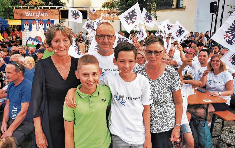 Holte in Gossau den ersten «Donnschtig-Jass» 2024 nach Seengen: Das Jassquintett mit Heidi Amport, Tobias Rohrer, Daniel Holliger, Nico Lindenmann und Marianne Rölli. Foto: Fritz Thut