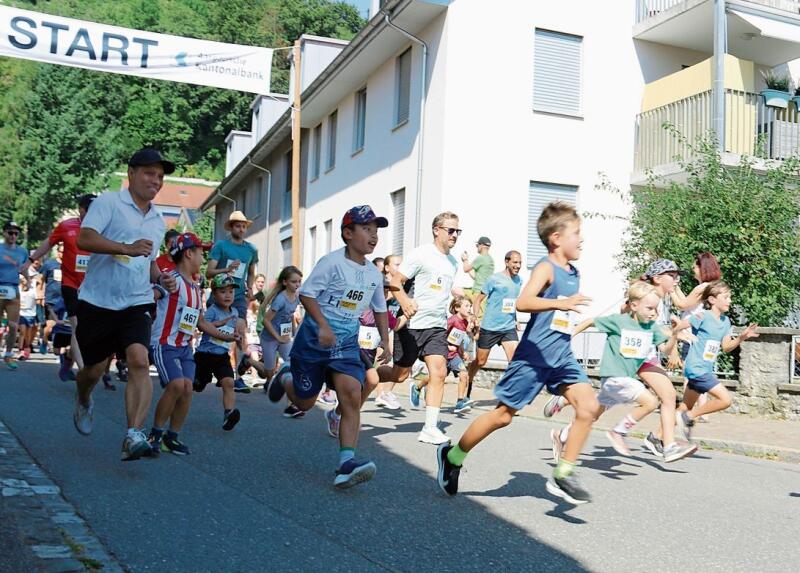 Achtung, fertig, los: Kinder und Eltern starteten gemeinsam beim Familienlauf.Foto: Romi Schmid